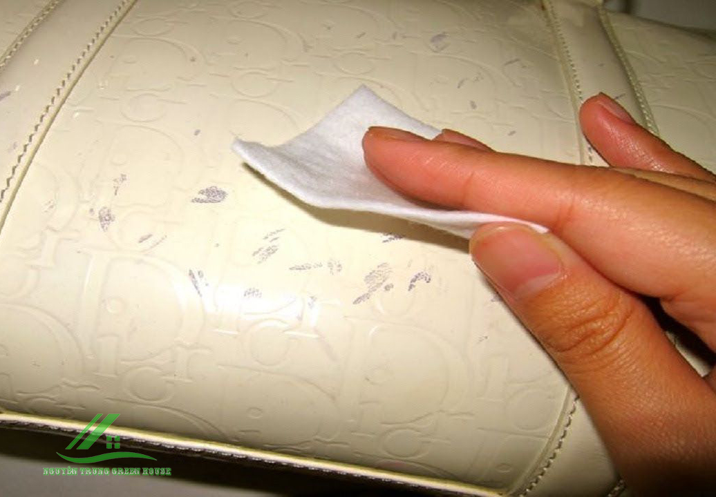 Đối với các vết bẩn dễ chùi, chỉ cần dùng khăn giấy ướt lau sạch là được
