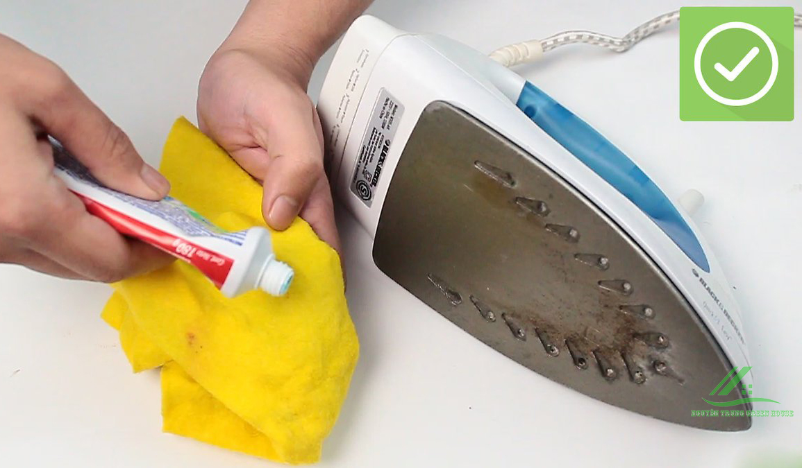 Cách làm sạch bàn ủi bằng kem đánh răng