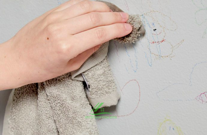 Đối với vết mực, bút sáp trên tường, bạn có thể dùng khăn mềm thấm với các dung dịch xịt tẩy rửa