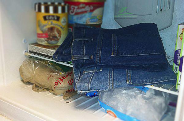 Cho quần jean vào ngăn đá tủ lạnh cũng