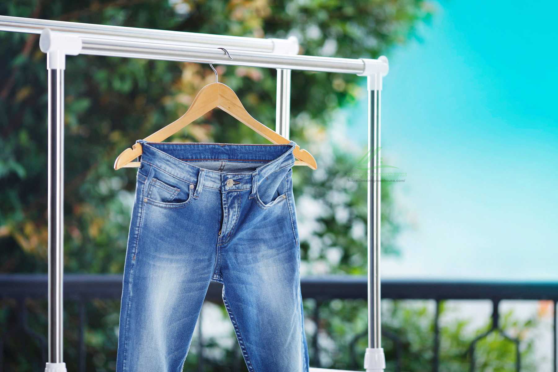 Quần jean phơi nắng nhiều dễ bị phai màu nên cần giữ màu để quần luôn đẹp