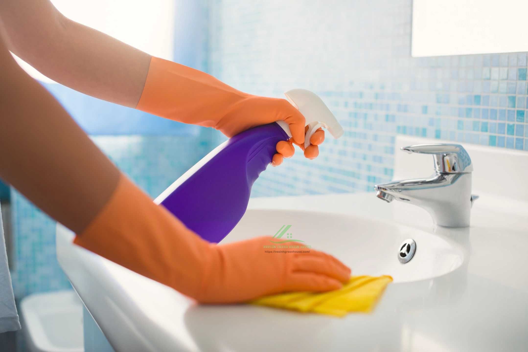 Làm sạch nhà vệ sinh bằng nước tẩy sàn đặc dụng tẩy vết xước vết ố
