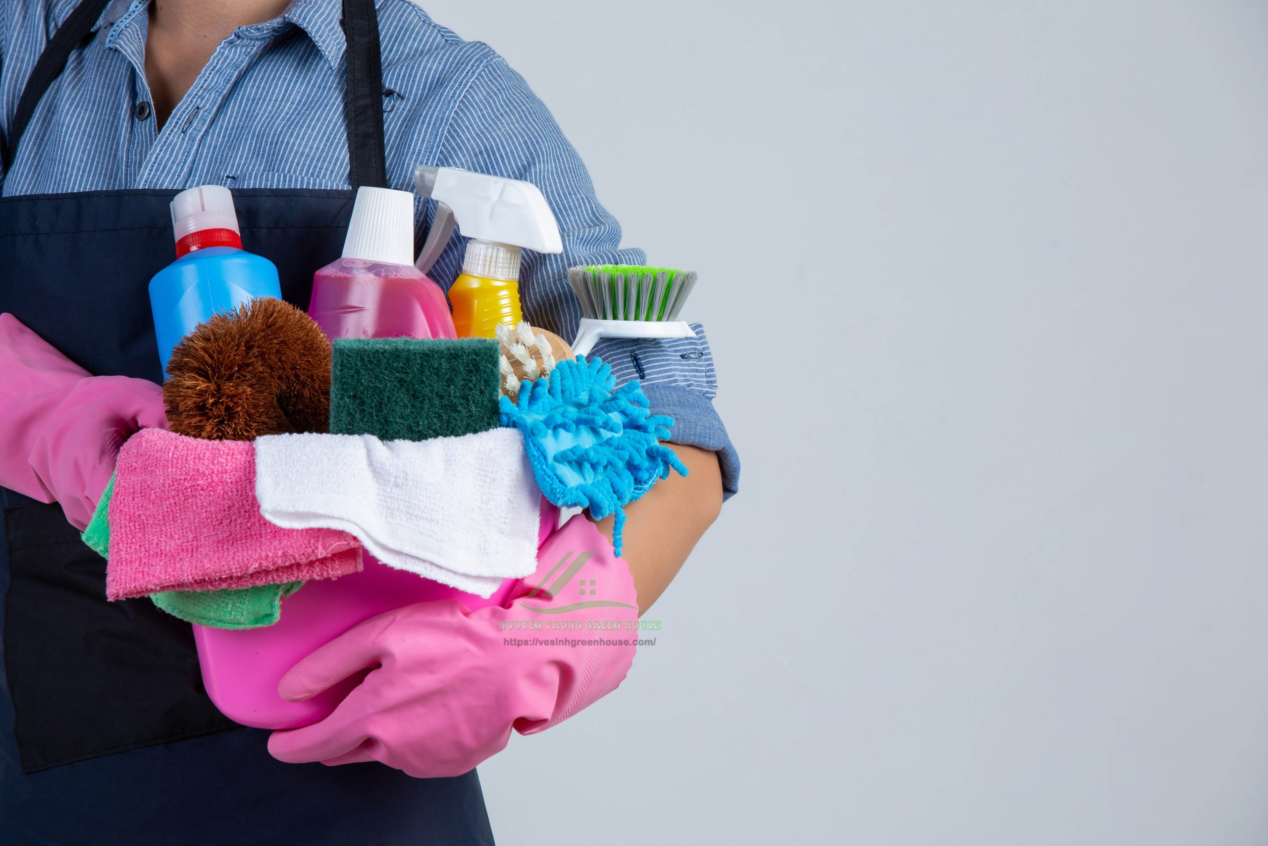 Chuẩn bị đầy đủ dụng cụ như: găng tay, khăn, bàn chải,... trước khi làm sạch sàn bằng nước tẩy