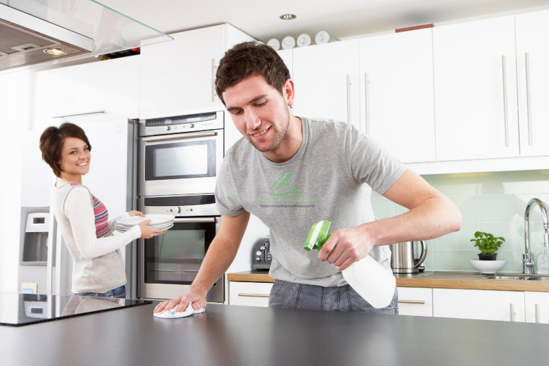 Tẩy vết dầu mỡ và vệ sinh khu vực bếp thường xuyên bằng nước tẩy sàn đặc dụng 