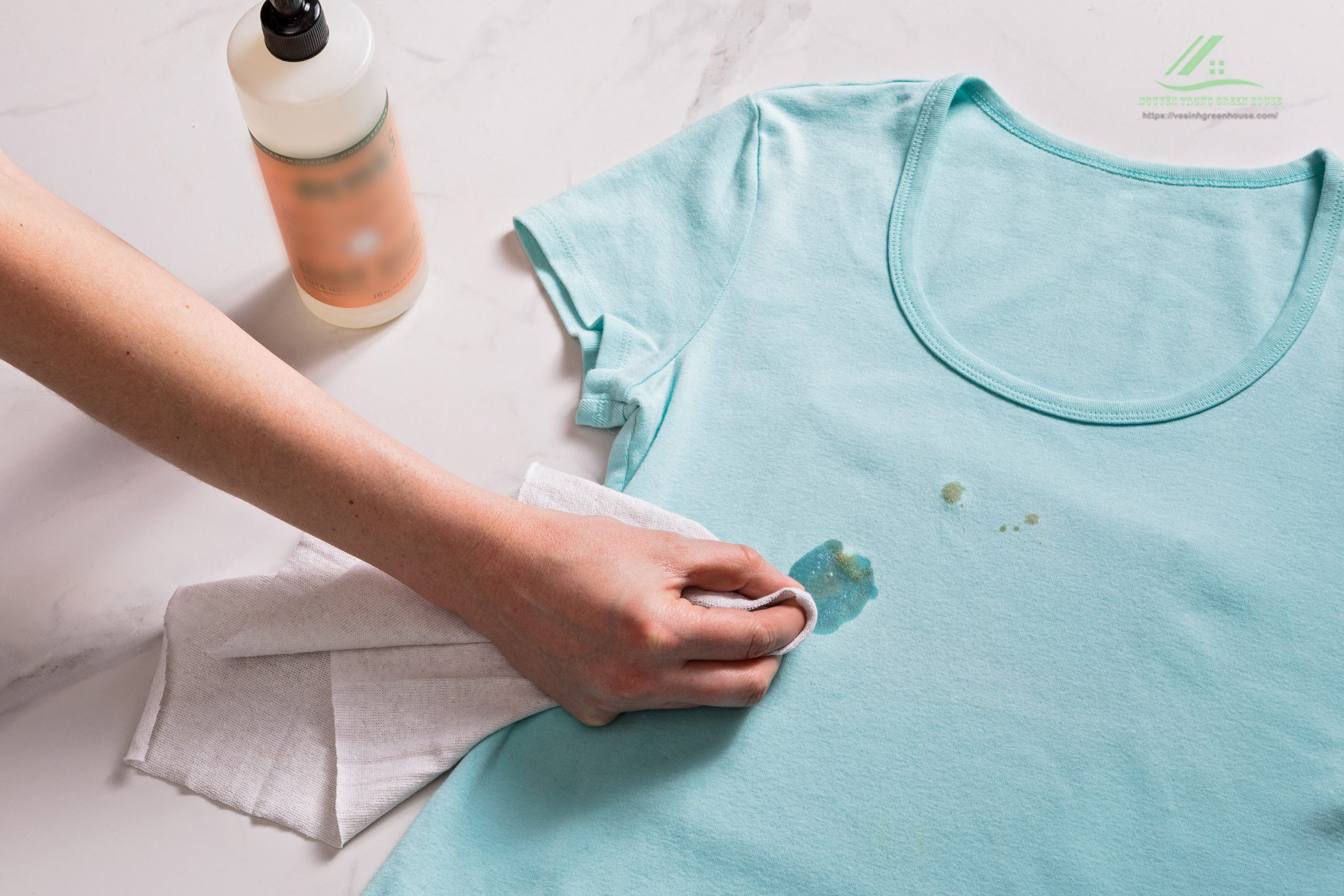 Cách làm sạch quần áo dính dầu mỡ bằng chất tẩy chuyên dụng