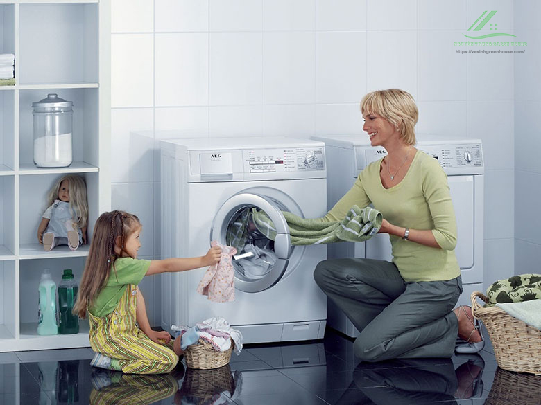 cách để làm quần áo khô nhanh bằng cách vắt trong máy giặt
