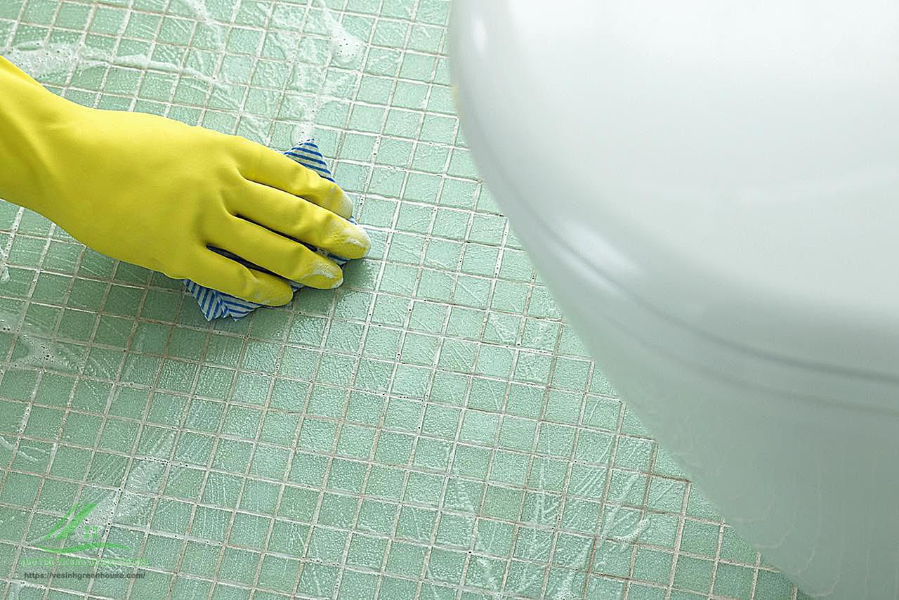Lau chùi nền nhà vệ sinh bằng dung dịch tẩy rửa