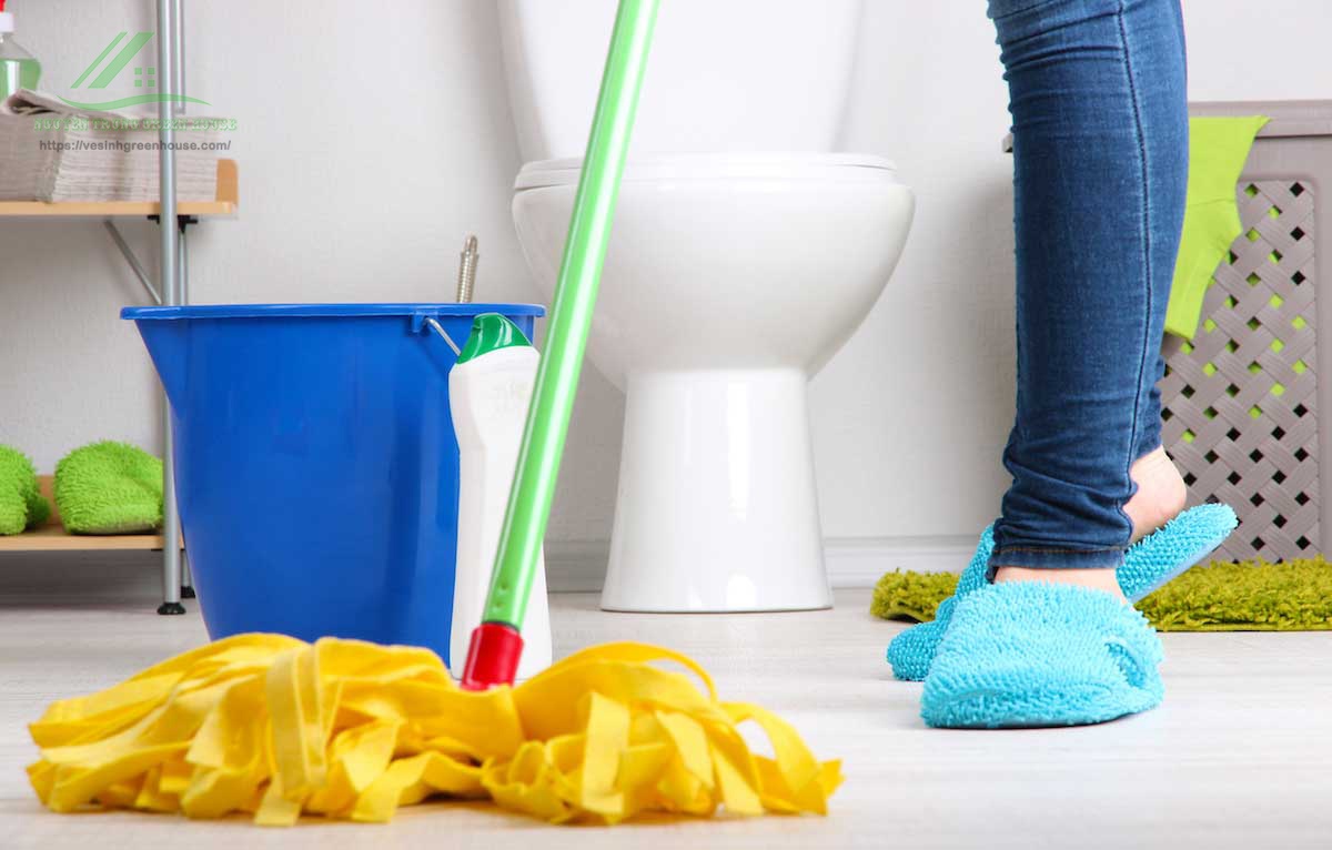 cách làm sạch nền nhà vệ sinh