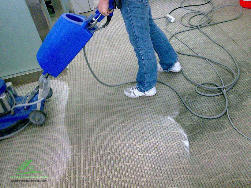 Làm sạch phần thảm sàn trong quy trình làm sạch vệ sinh công nghiệp