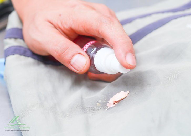 Sử dụng cồn để tẩy bã kẹo cao su trên quần áo