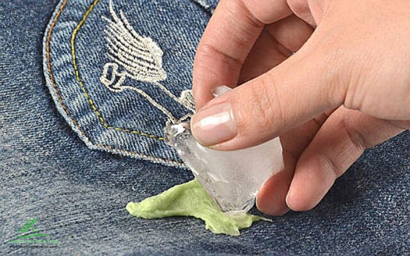 Dùng một viên đá nhỏ để tẩy bã kẹo cao su trên quần áo