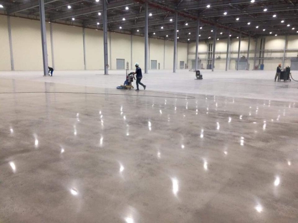 Dịch vụ phủ bóng sàn nhà xưởng uy tín Tạo nên bề mặt sáng bóng và bền bỉ cho không gian sản xuất