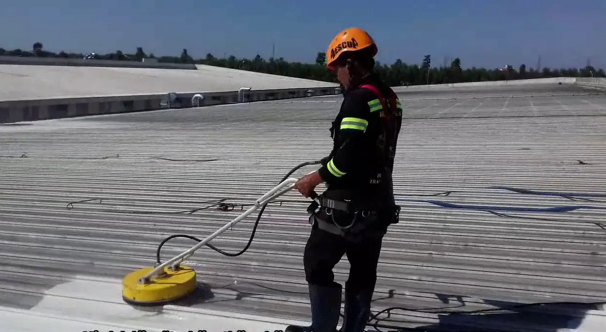 Vệ sinh mái tôn nhà xưởng - Giải pháp tối ưu cho sự bền vững và an toàn