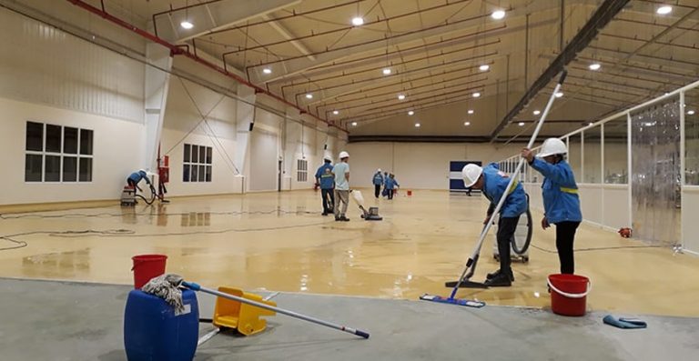 Đội ngũ nhân viên chuyên nghiệp trong dịch vụ vệ sinh nhà xưởng