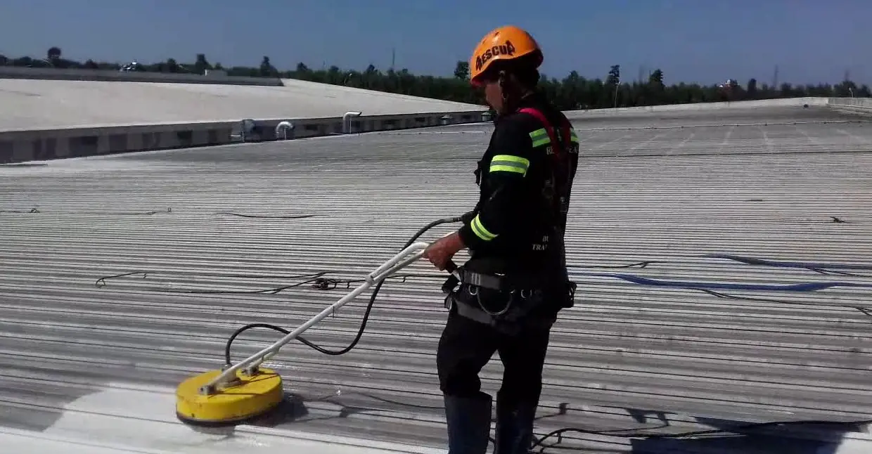 Tiết kiệm chi phí với dịch vụ vệ sinh mái tôn nhà xưởng chuyên nghiệp