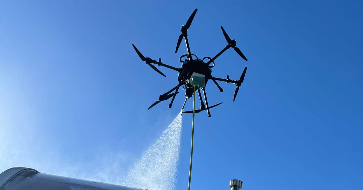 Khám phá công nghệ vệ sinh trên cao bằng máy bay không người lái