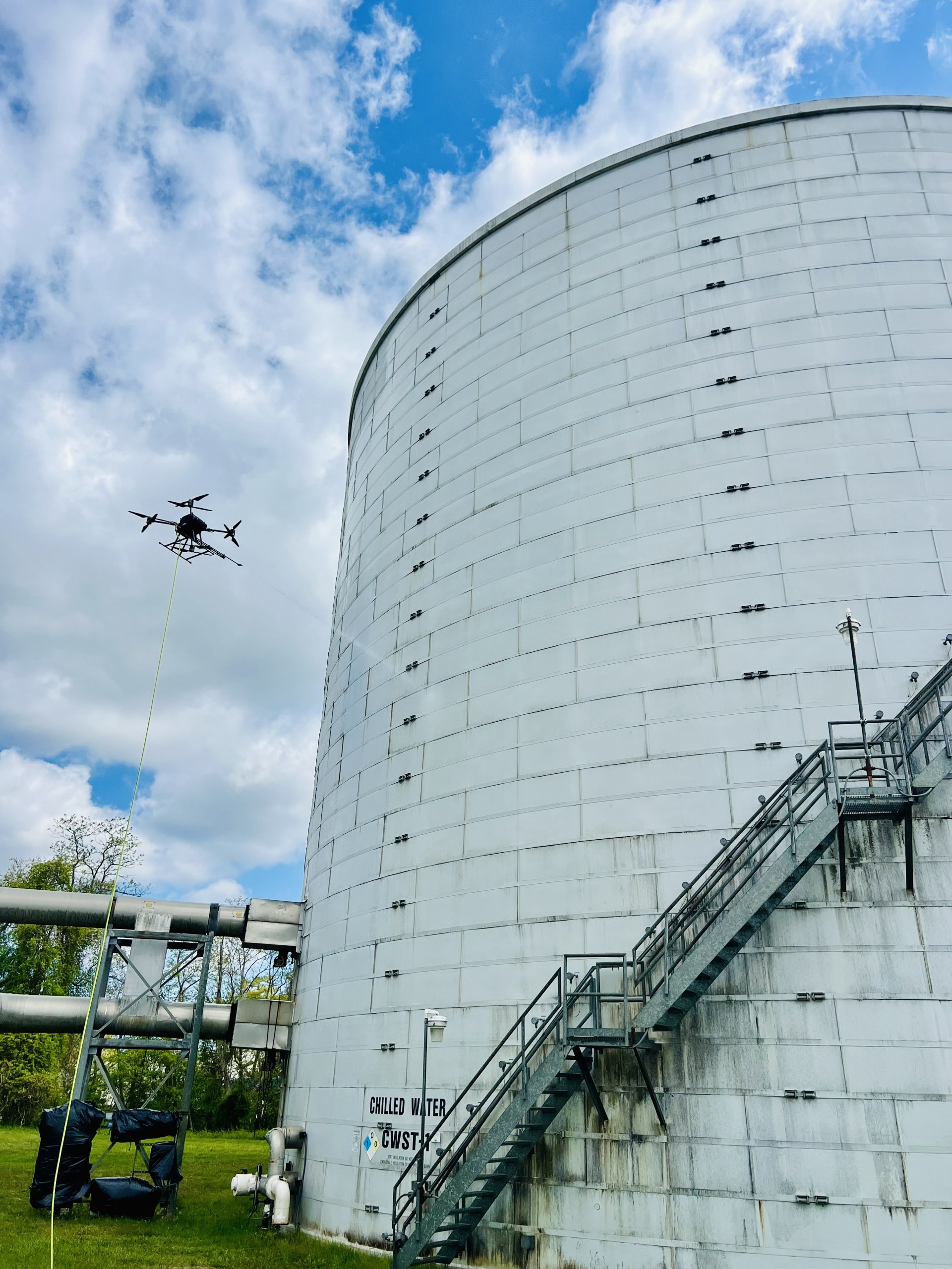 Khám phá công nghệ vệ sinh trên cao bằng máy bay không người lái