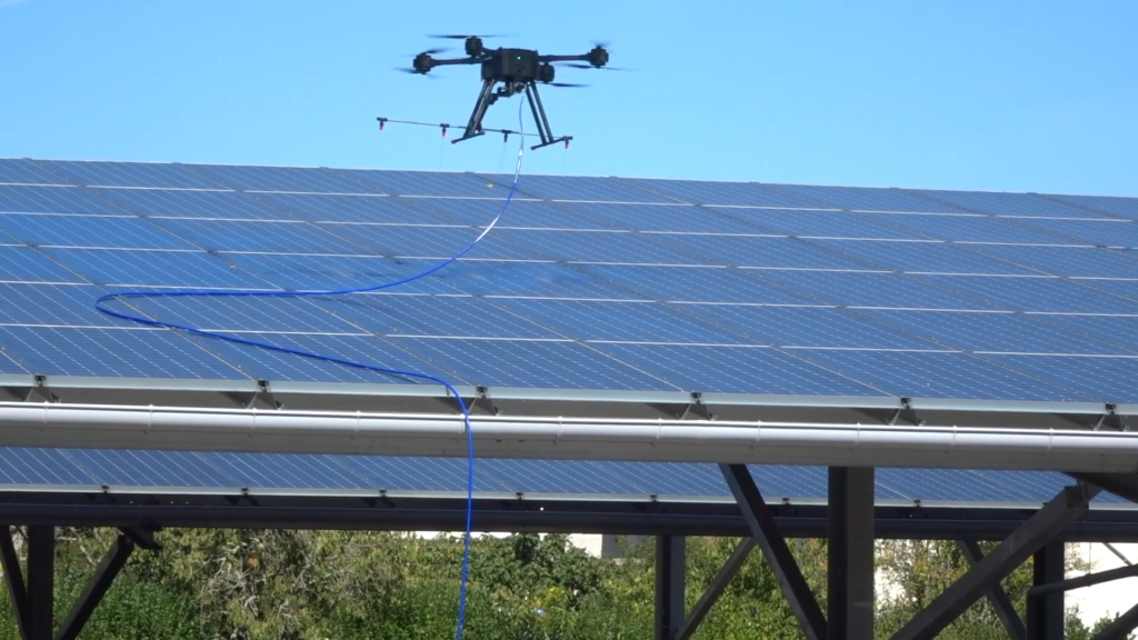 Khám phá công nghệ vệ sinh trên cao bằng máy bay không người lái