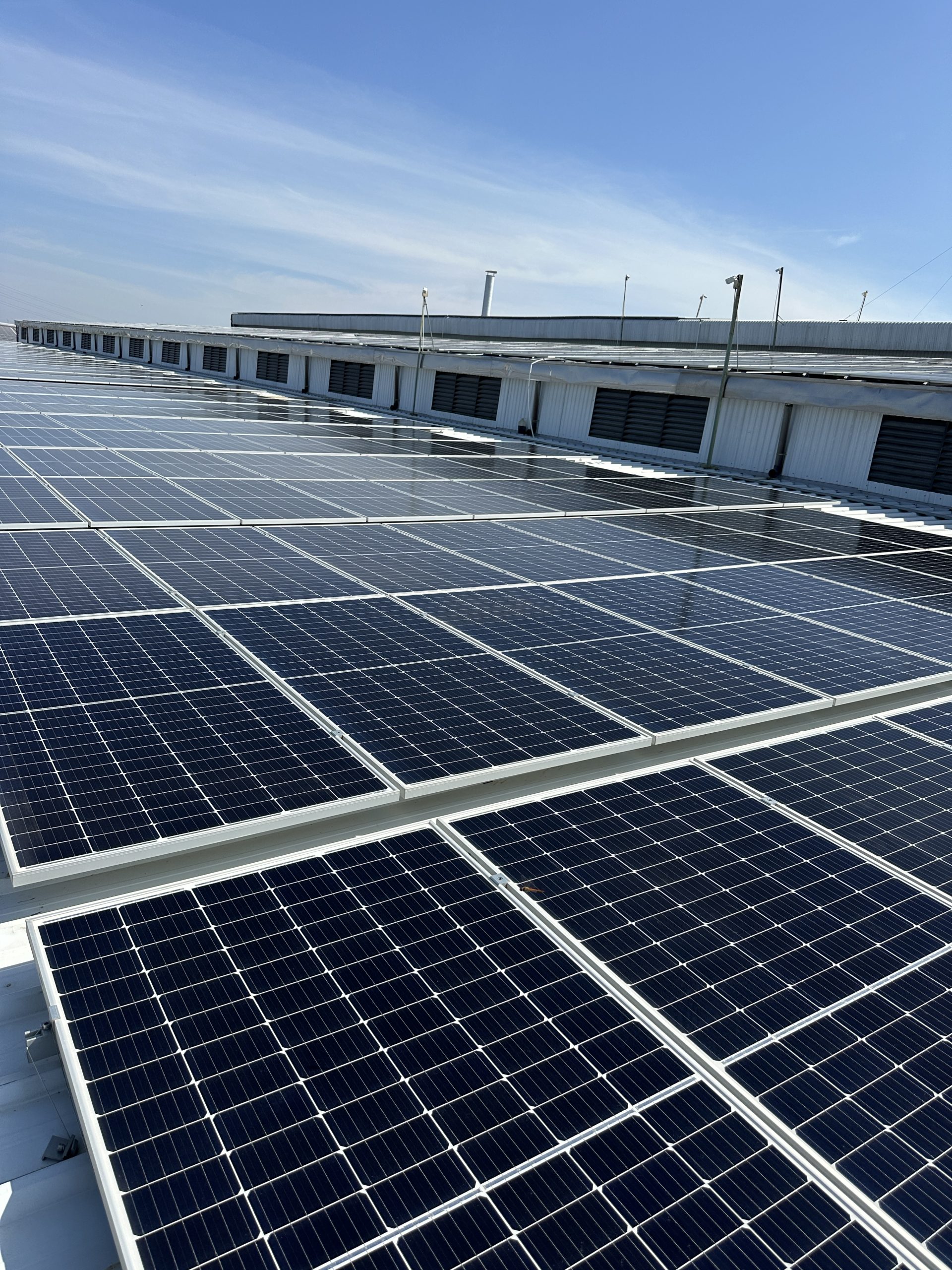 Giải pháp vệ sinh tấm pin năng lượng mặt trời hiệu quả bằng Drone