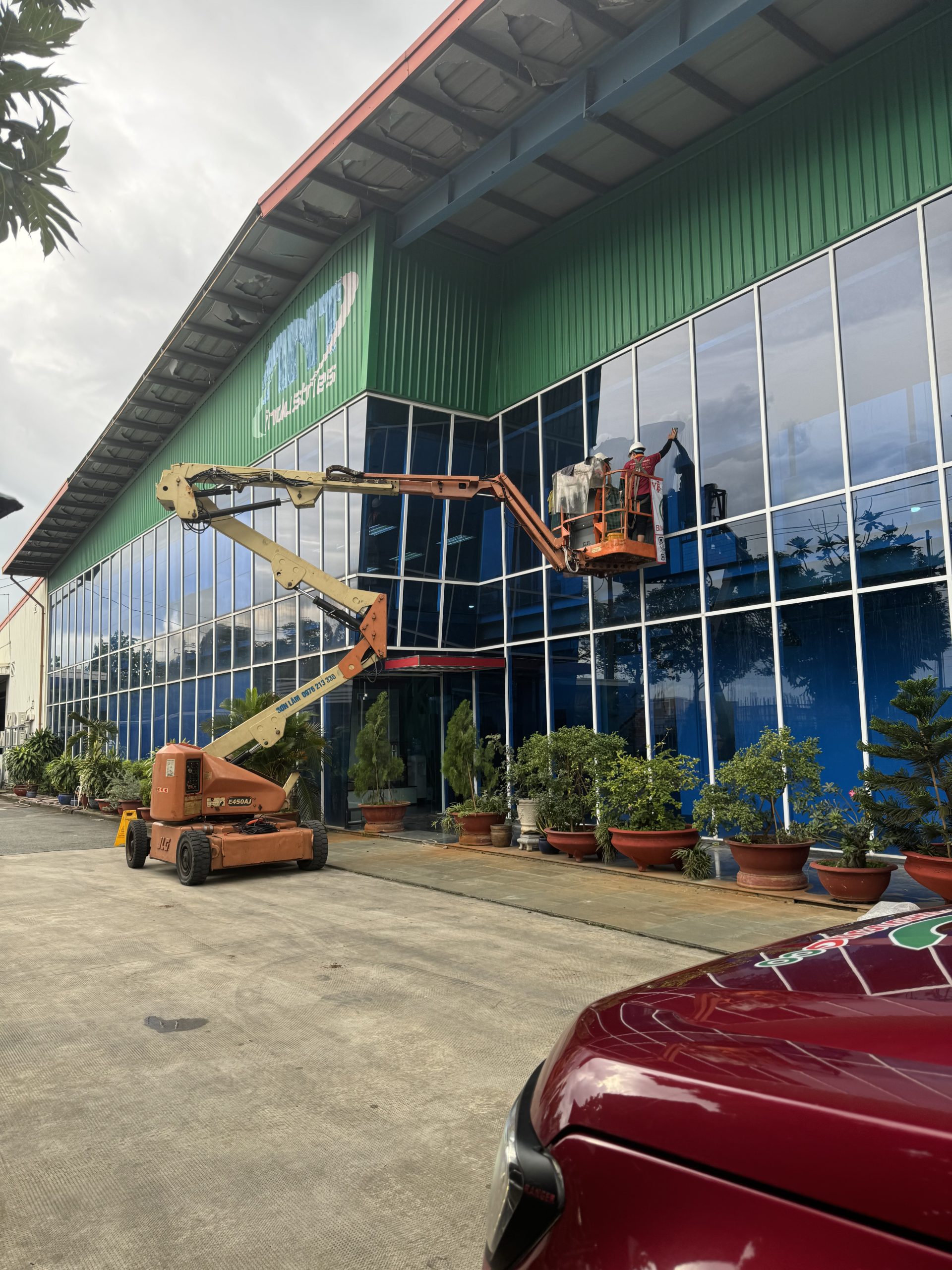 Áp dụng công nghệ hiện đại cho vệ sinh kính trên cao nhà xưởng công nghiệp