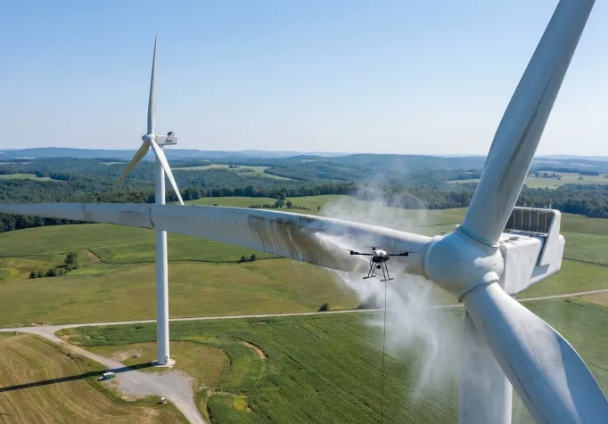 Vệ sinh cánh tuabin bằng drone (máy bay không người lái) - Giải pháp hiệu quả và an toàn Vệ sinh cánh tuabin bằng drone (máy bay không người lái) - Giải pháp hiệu quả và an toàn